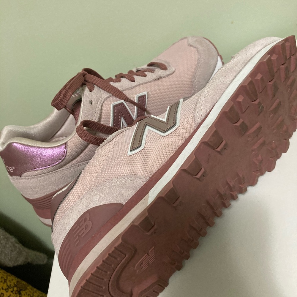 Pink New Balance - Picture 2 of 4